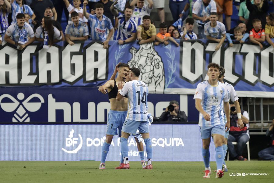 Víctor García celebrando un gol con su compañero (LaLiga)