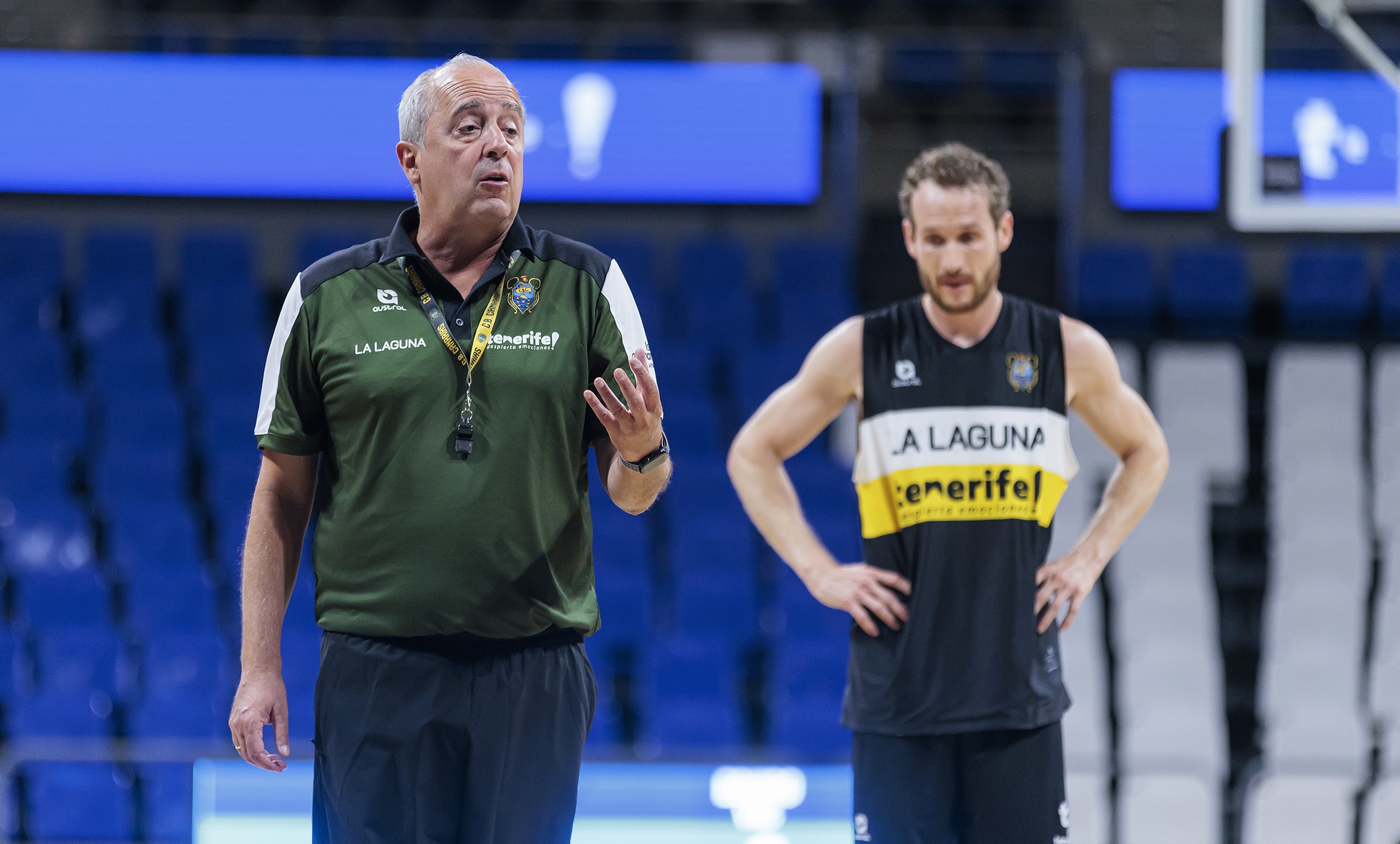 Txus Vidorreta, dando instrucciones en el primer entrenamiento de la pretemporada (CBCANARIAS.NET).