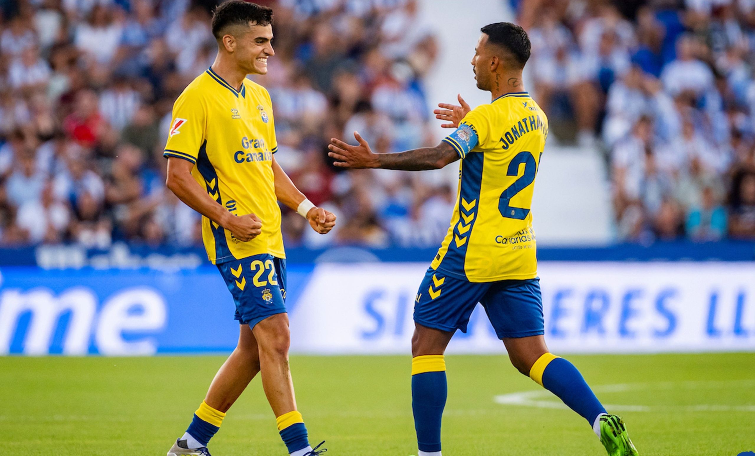 Ale García y Jonathan Viera celebran el gol (UDLP.ES).