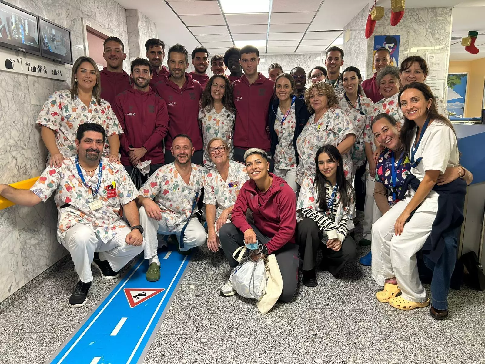 Visita de la entidad blanquiazul a los hospitales (CD Tenerife)