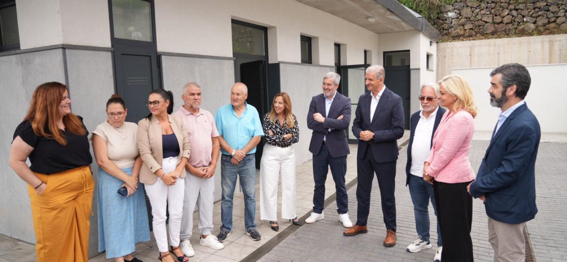 Visita de las autoridades políticas al centro (LA OROTAVA)