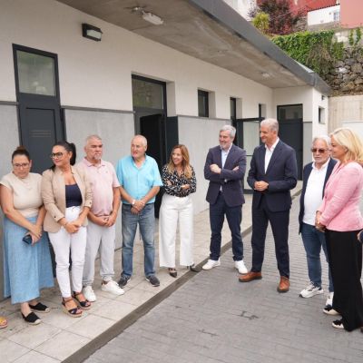 Visita de las autoridades políticas al centro (LA OROTAVA)