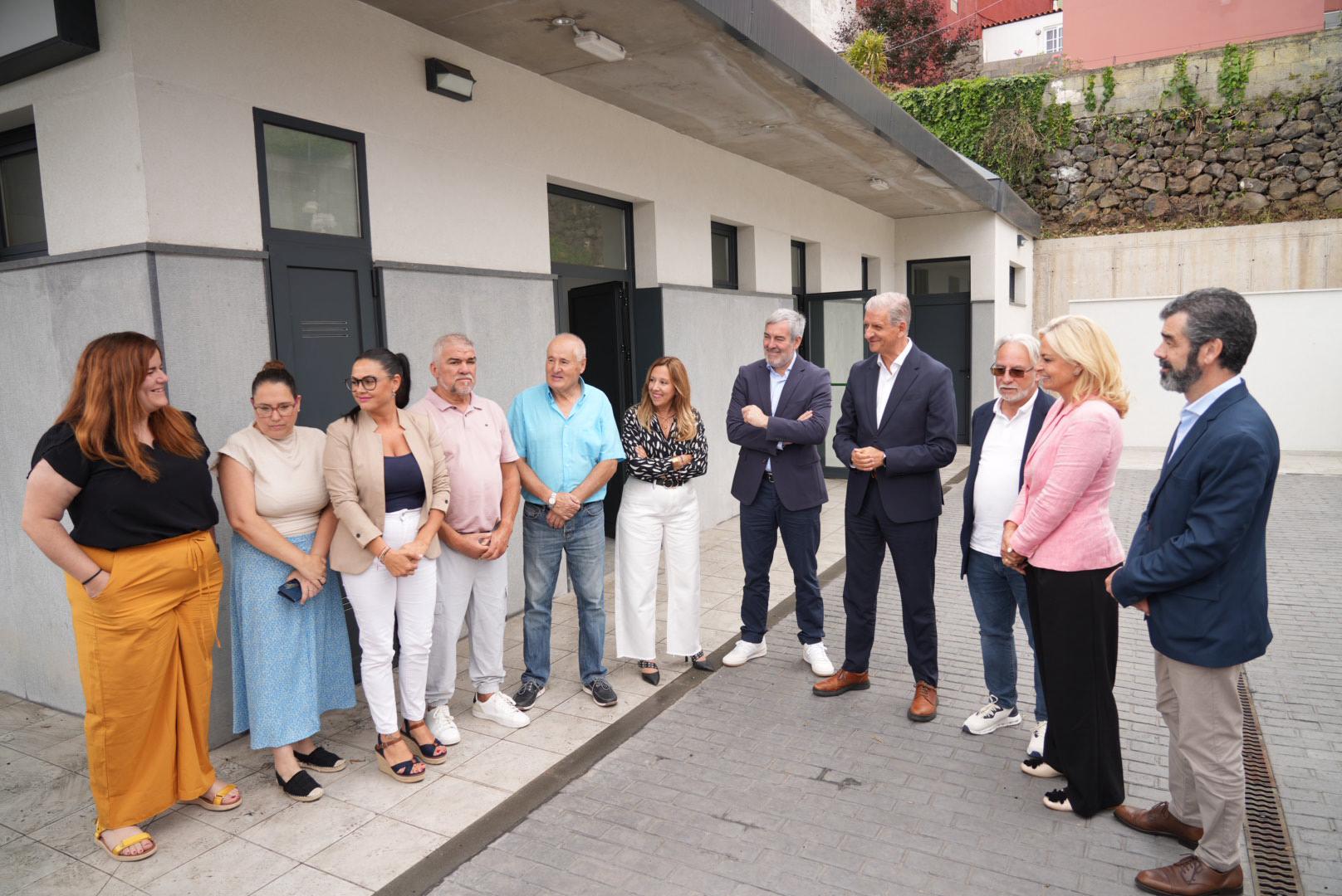 Visita de las autoridades políticas al centro (LA OROTAVA)