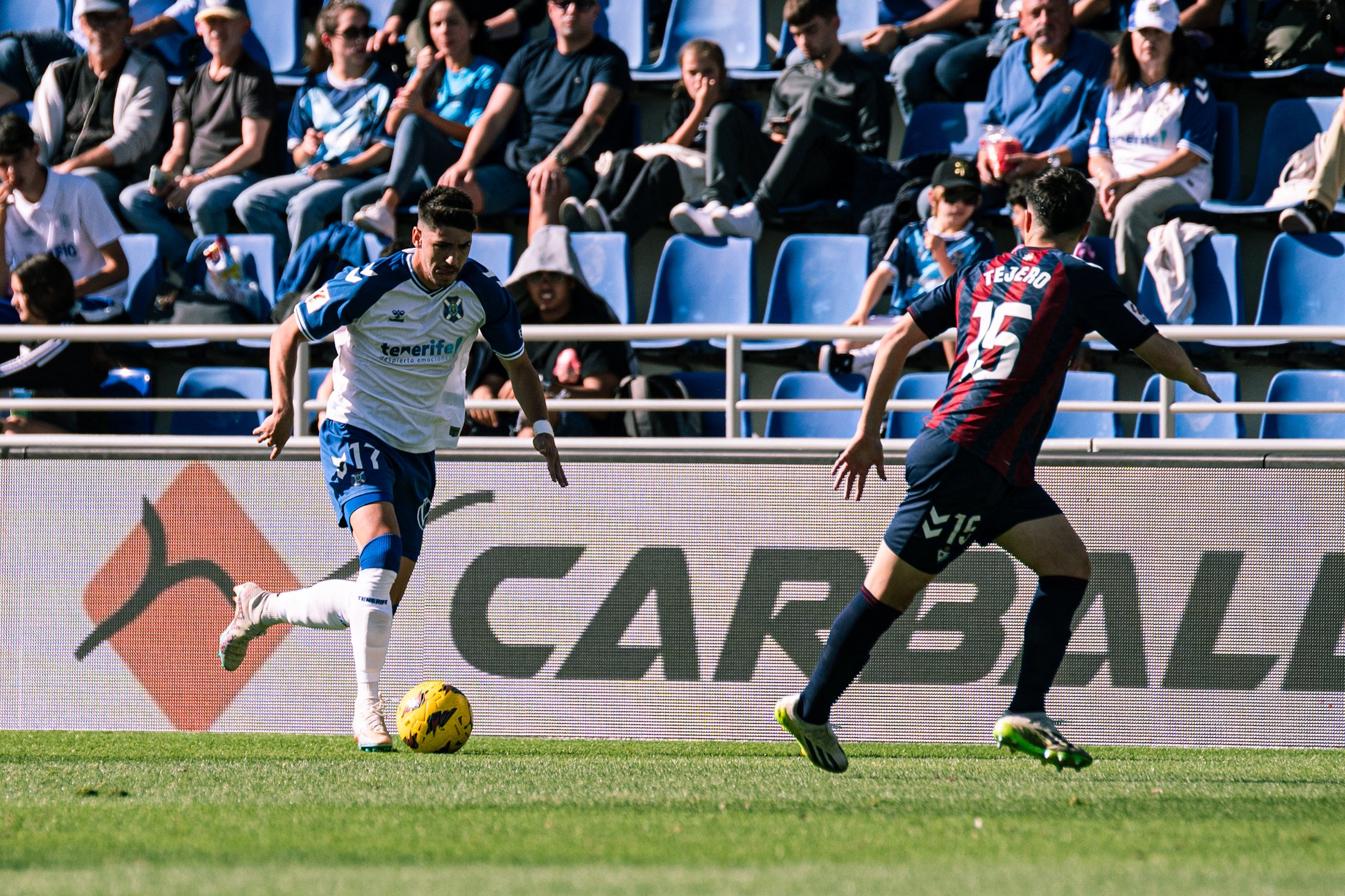 Waldo conduce un balón (CD TENERIFE/SAN ACOSTA).