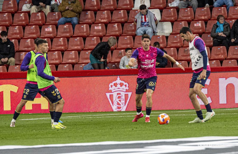 Waldo, calentando en Gijón (LALIGA).