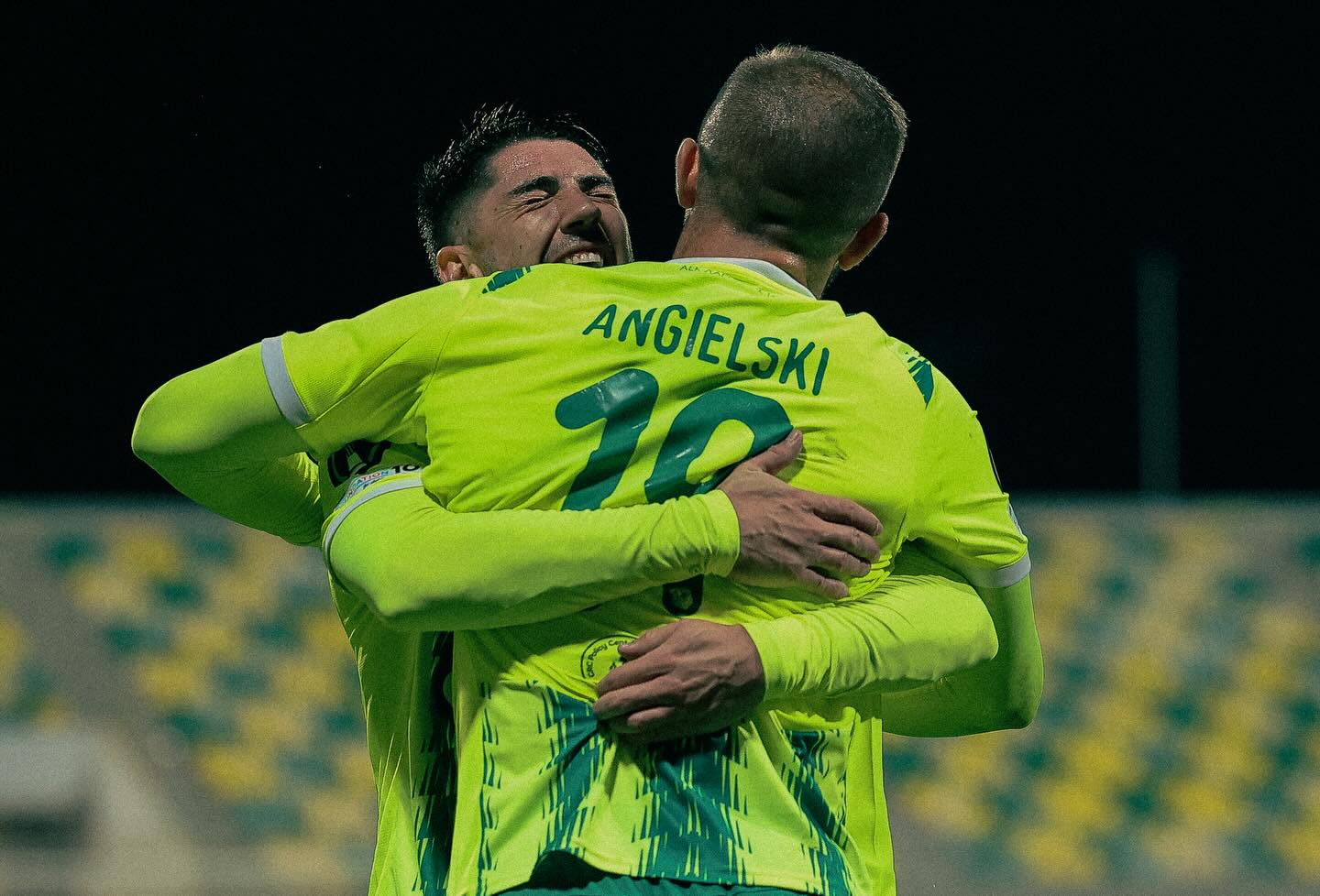Waldo celebrando un gol que les da el top 8 (@AEKLARNACA).