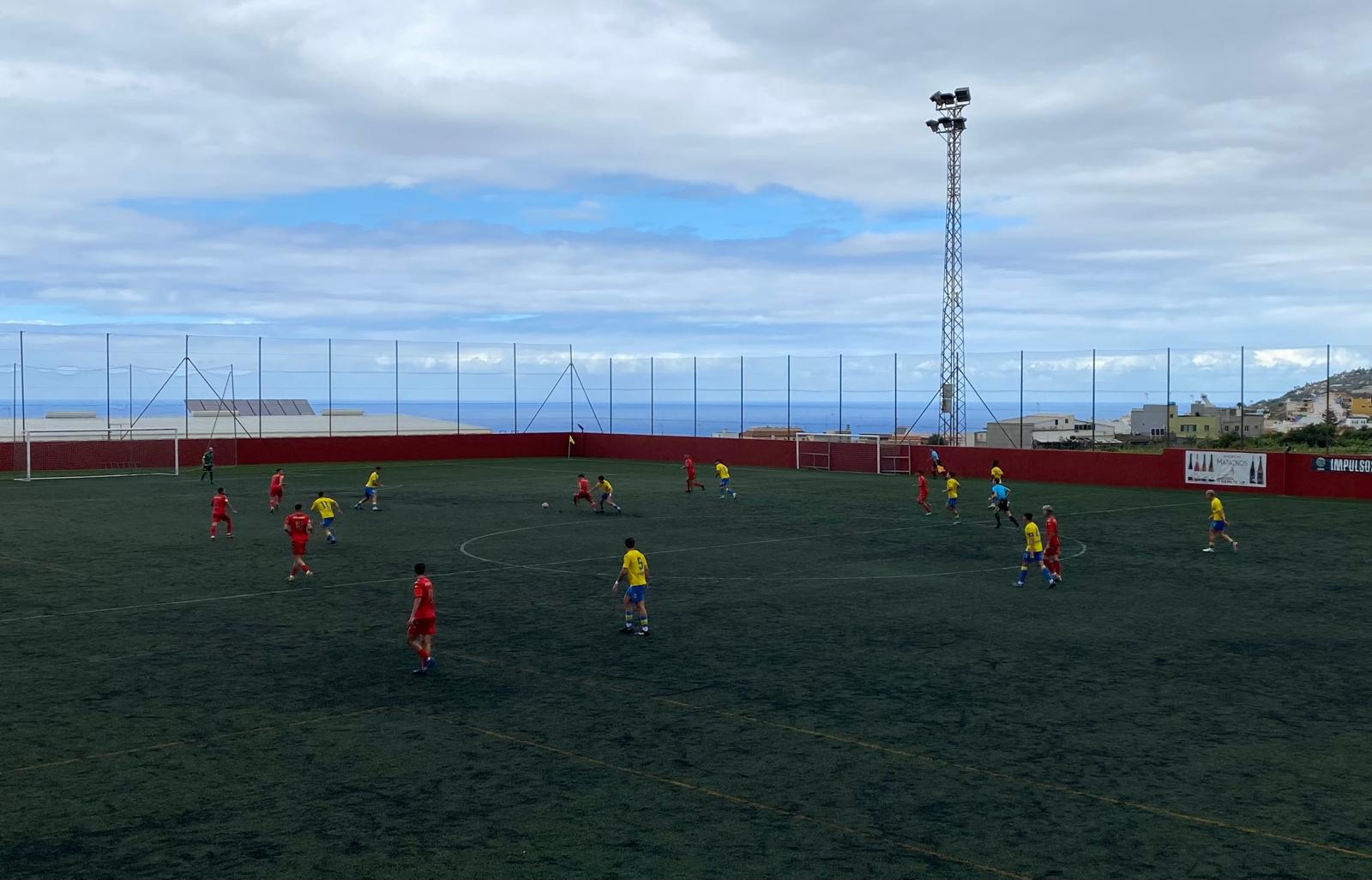 Acción del Santa Úrsula - Las Palmas Atlético en el Argelio Tabares (DEPORPRESS).