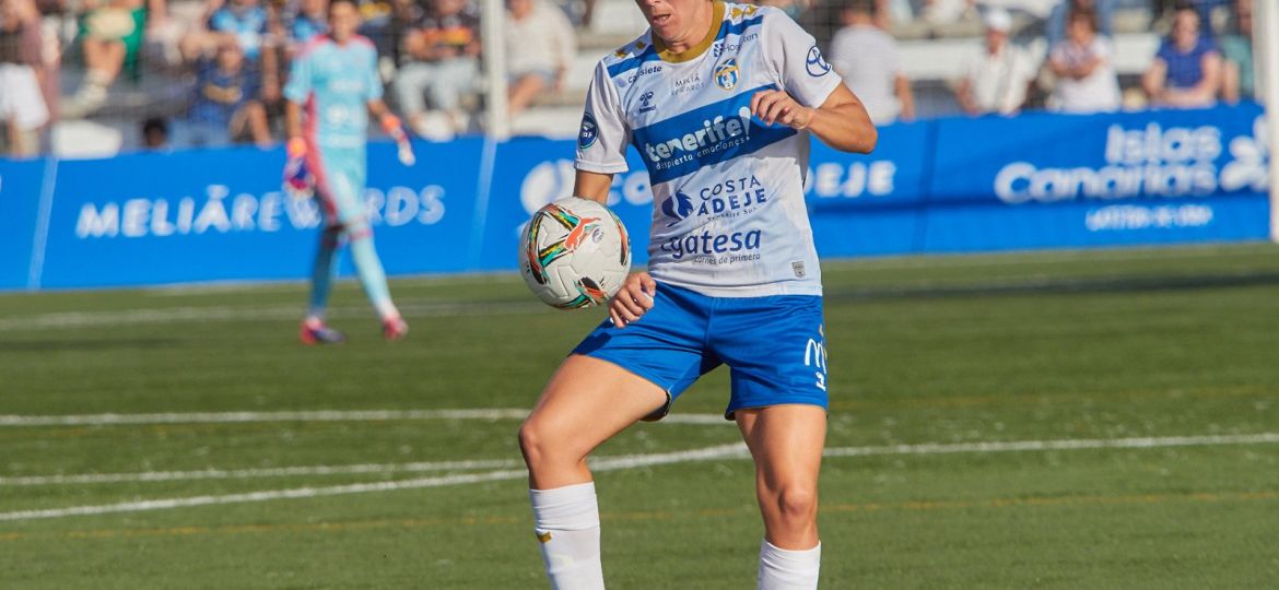 María Estella controla un balón (CEDIDA)