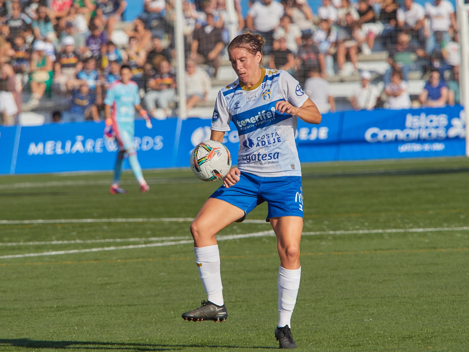 María Estella controla un balón (CEDIDA)