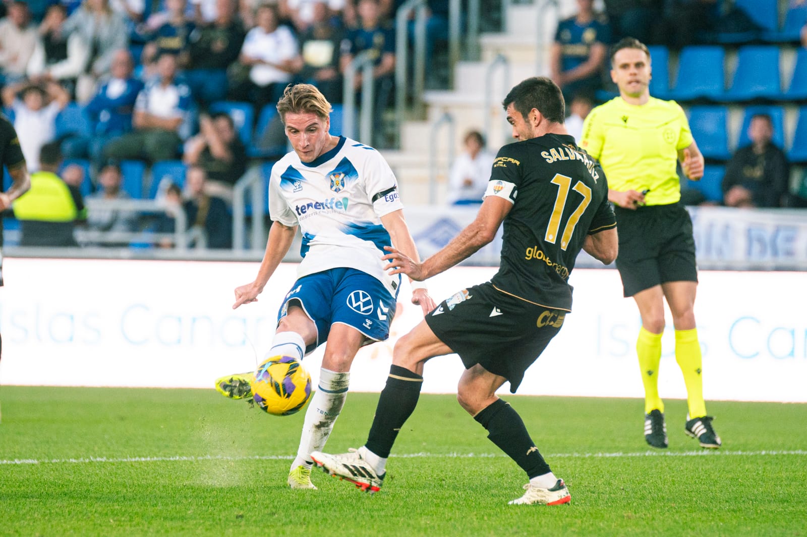 Cantero, definiendo en la jugada del primer gol al Castellón (CD TENERIFE/SAN ACOSTA).