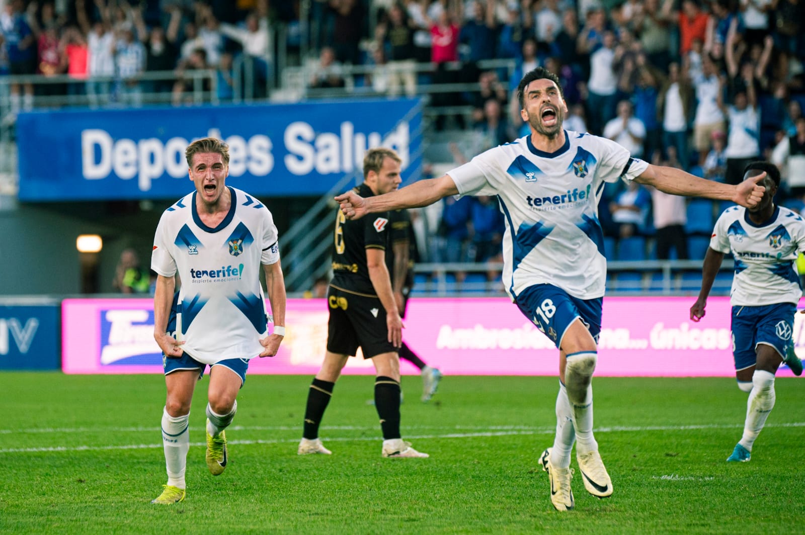 Gallego y Cantero celebran uno de los goles (CD TENERIFE/SAN ACOSTA).