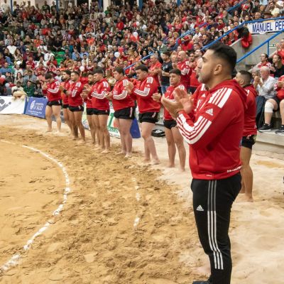 La plantilla del CL Rosario aplaudiendo a su público (CEDIDA)|Afición del CL Rosario (CEDIDA)|WhatsApp Image 2025-02-24 at 11.53.32 (2)