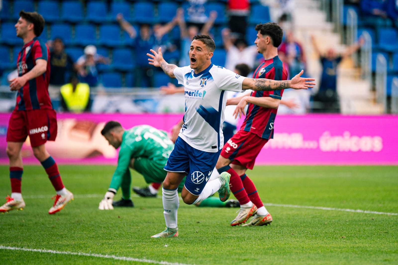 Jorge Padilla celebra un gol en el Heliodoro (CD TENERIFE/SAN ACOSTA).