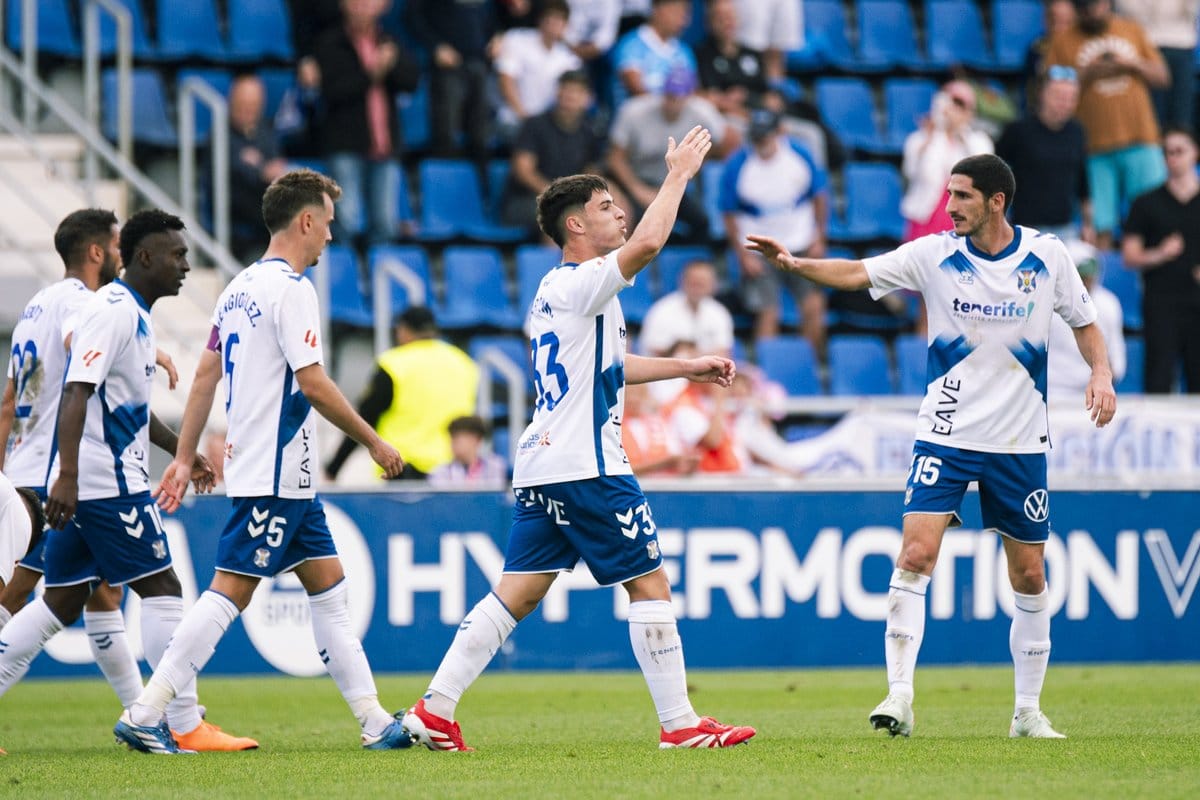 Aarón Martín festeja un gol (CD TENERIFE/SAN ACOSTA).