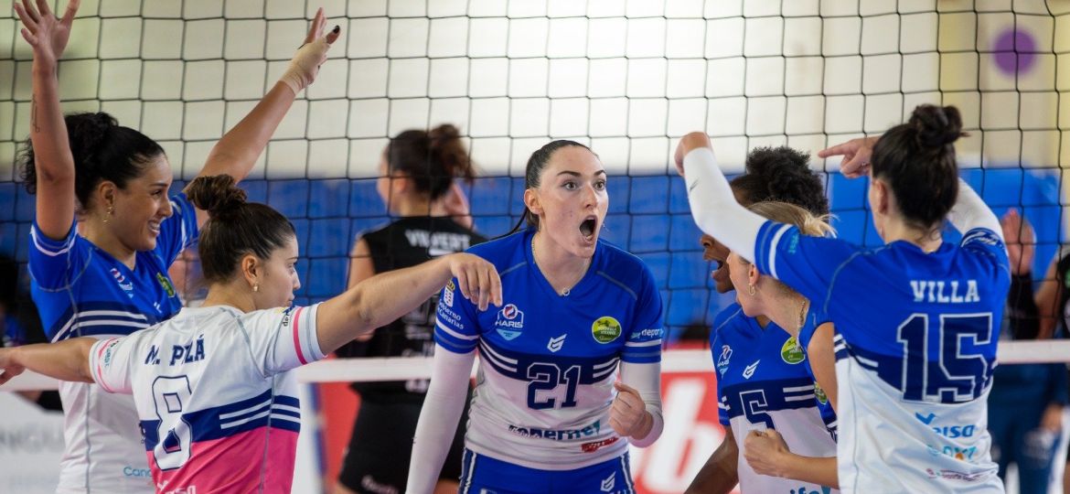 Jugadoras del Haris celebran un punto (CV HARIS)