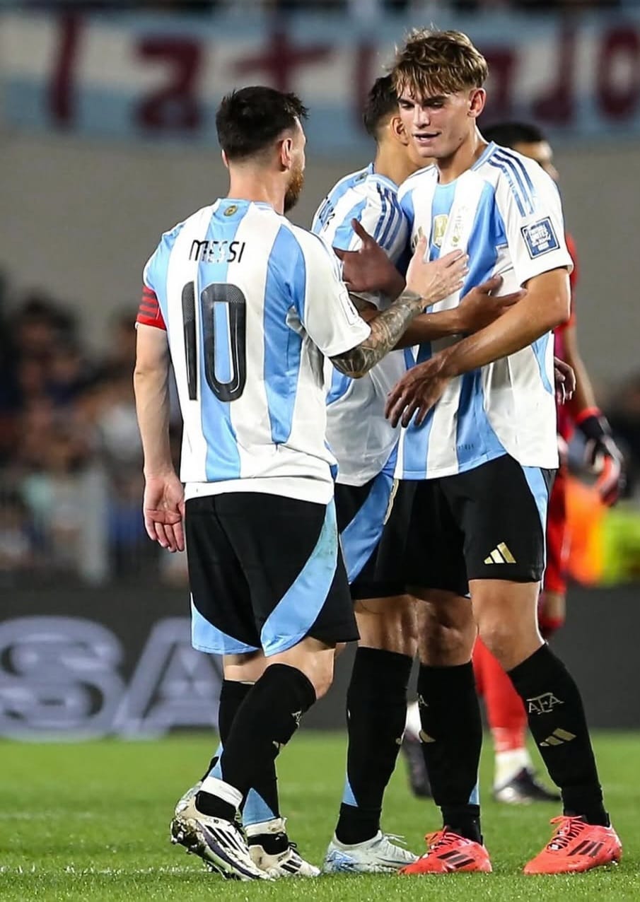 Nico Paz, junto a Leo Messi (FOTO: INSTAGRAM NICO PAZ).