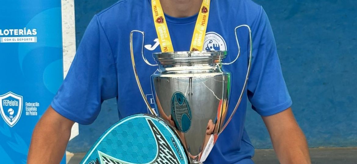 Guti Vidal con el trofeo (CEDIDA)