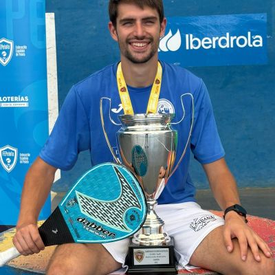 Guti Vidal con el trofeo (CEDIDA)