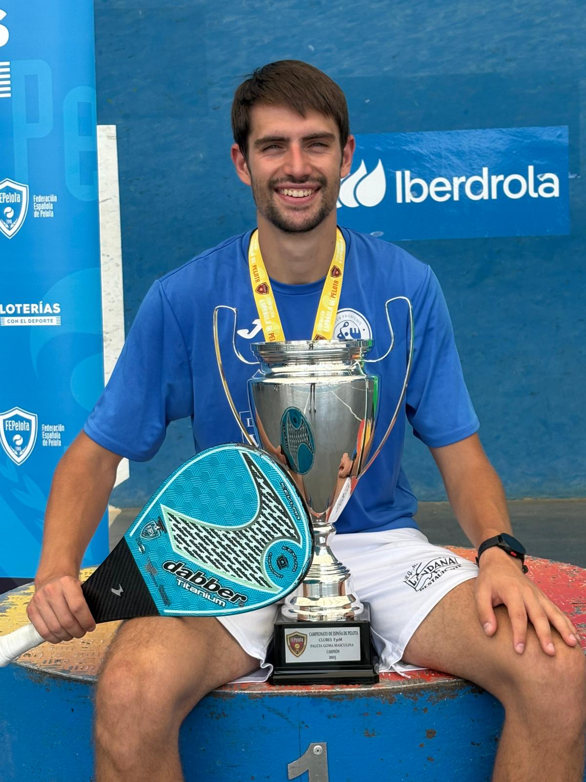 Guti Vidal con el trofeo (CEDIDA)