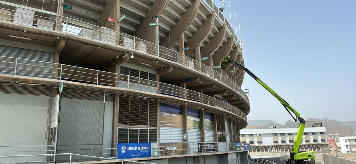 Grúa en la Grada de Popular (DEPORPRESS)