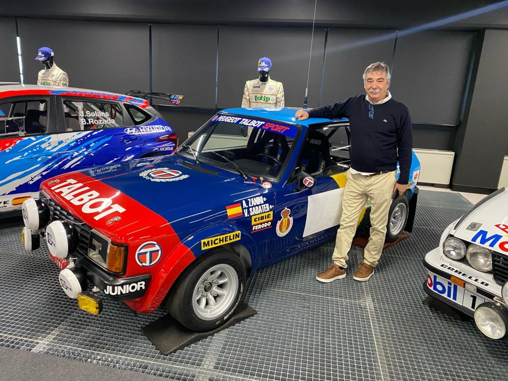 Julio Martínez junto a un vehículo histórico (CEDIDA)