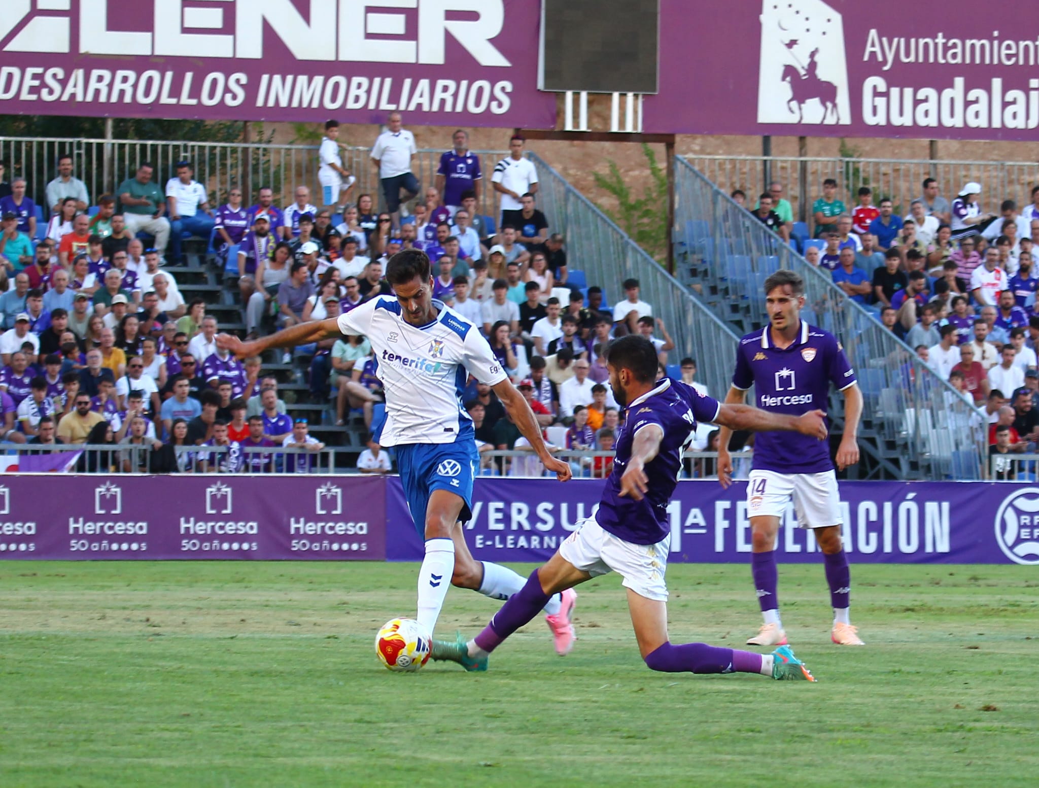 De Miguel busca el disparo (CD TENERIFE).