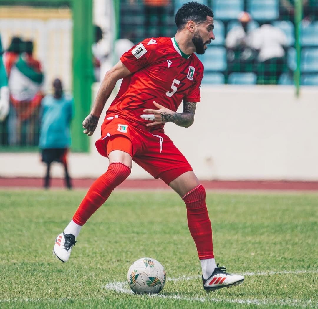Omar Mascarell, en un partido con Guinea (@OMARMASCARELL).