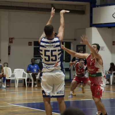 Una acción del partido. (RCNT)