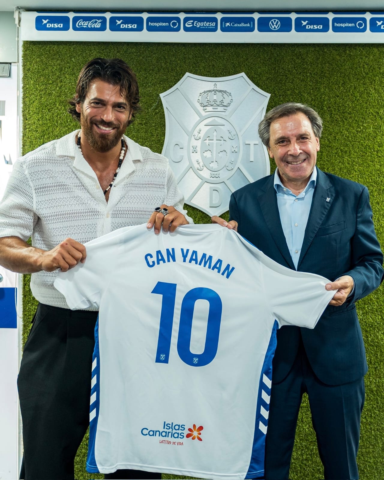 Miñambres entrega una camiseta a Can Yaman (@CDTOFICIAL).