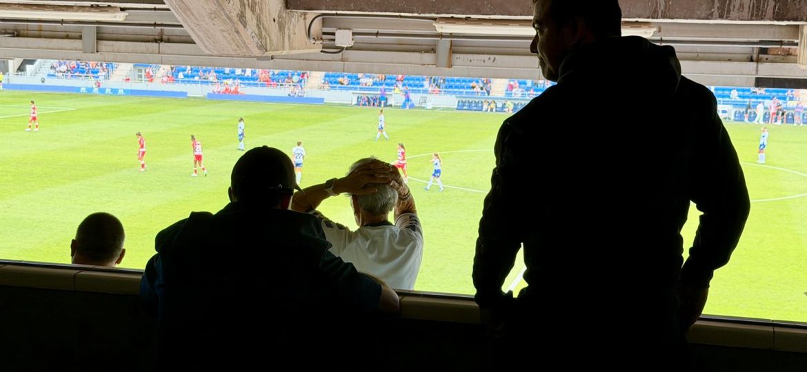 Rayco García viendo el Tenerife - Granada de Liga F