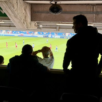 Rayco García viendo el Tenerife - Granada de Liga F