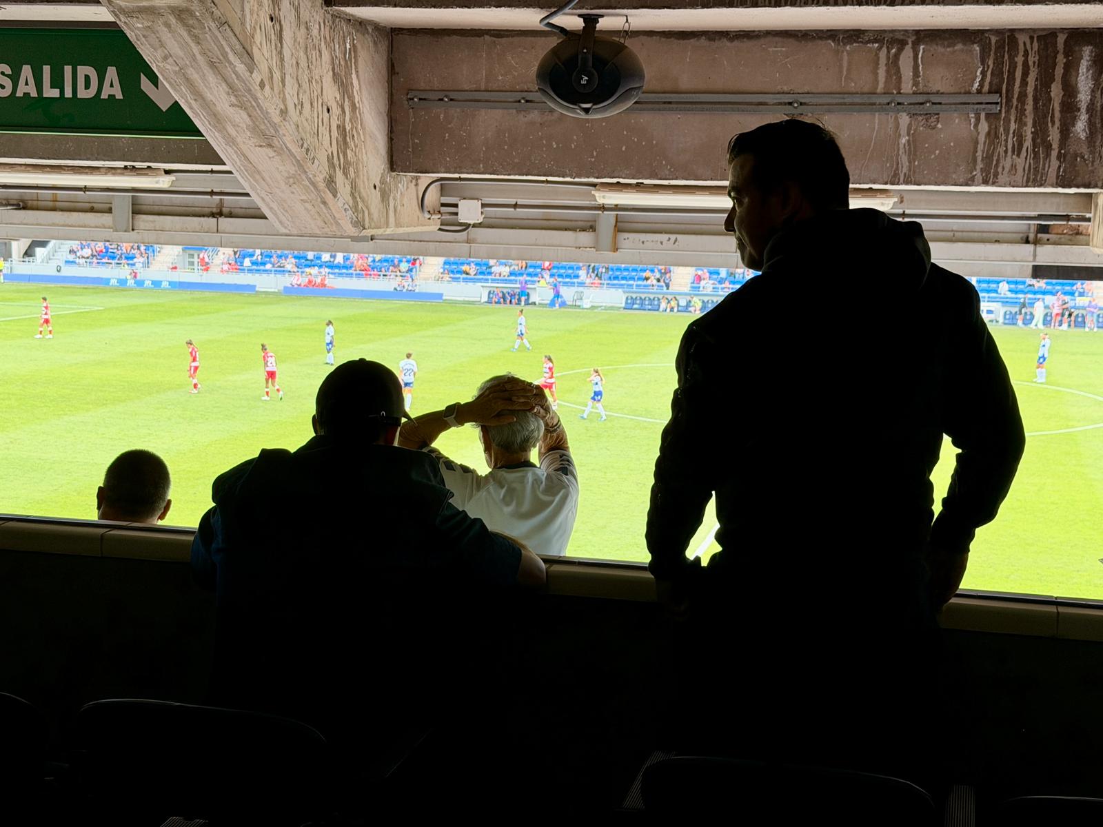 Rayco García viendo el Tenerife - Granada de Liga F