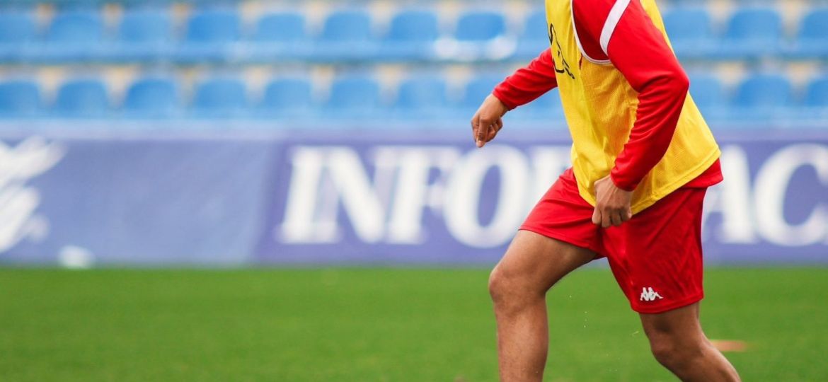 Yanis Senhadji sobre el césped del Rico Pérez (@cfhercules)