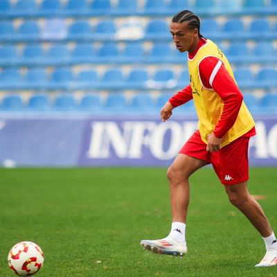 Yanis Senhadji sobre el césped del Rico Pérez (@cfhercules)
