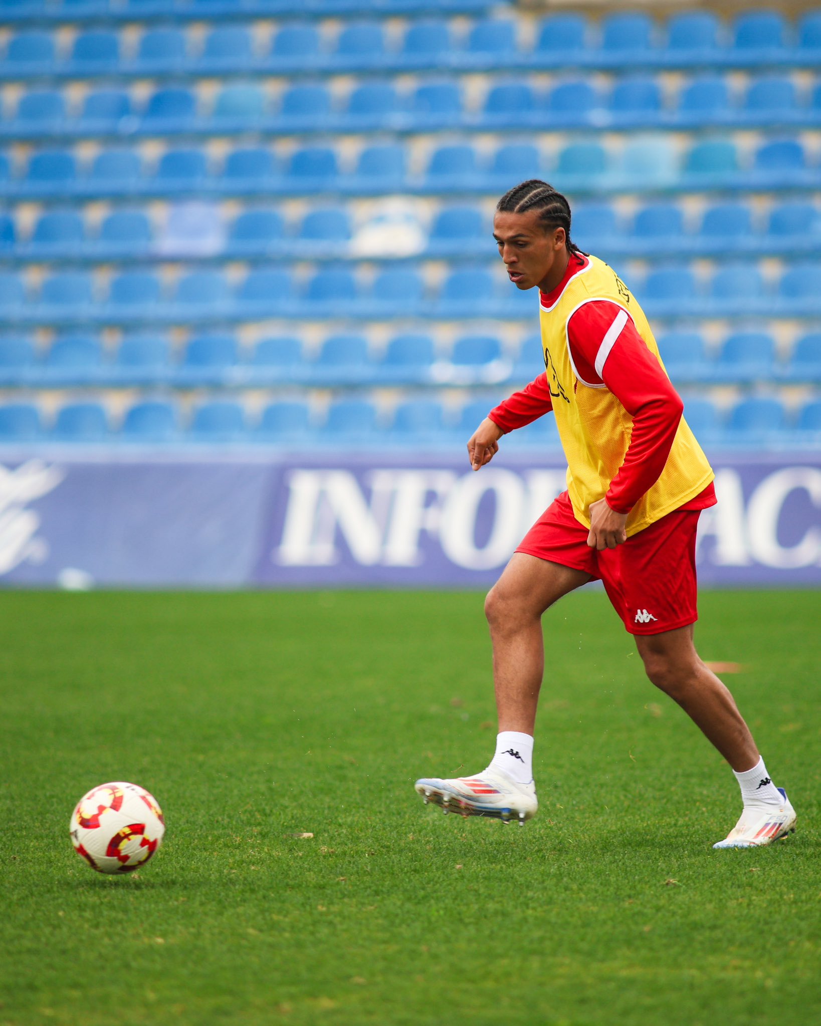 Yanis Senhadji sobre el césped del Rico Pérez (@cfhercules)