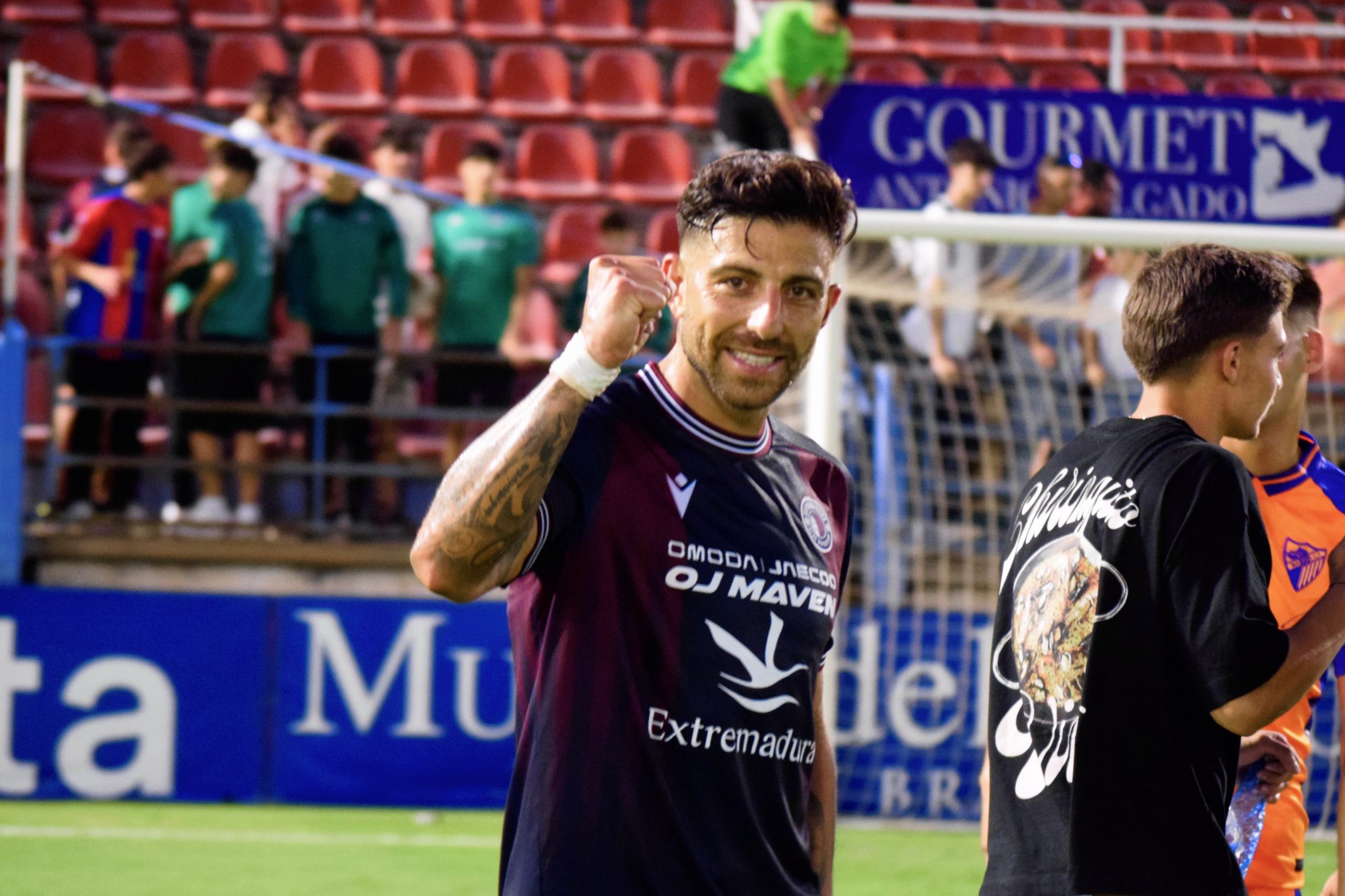 Zarfino con los colores azulgranas (@CDExt1924)
