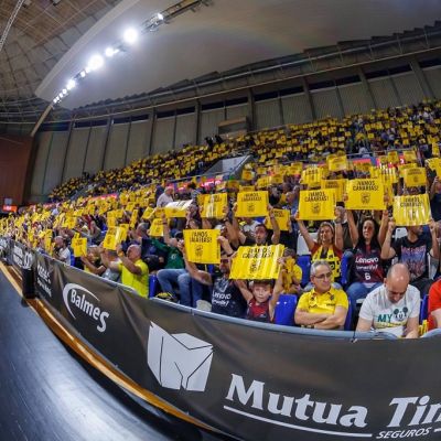 Afición aurinegra en el Santiago Martín (CBCANARIAS.NET).
