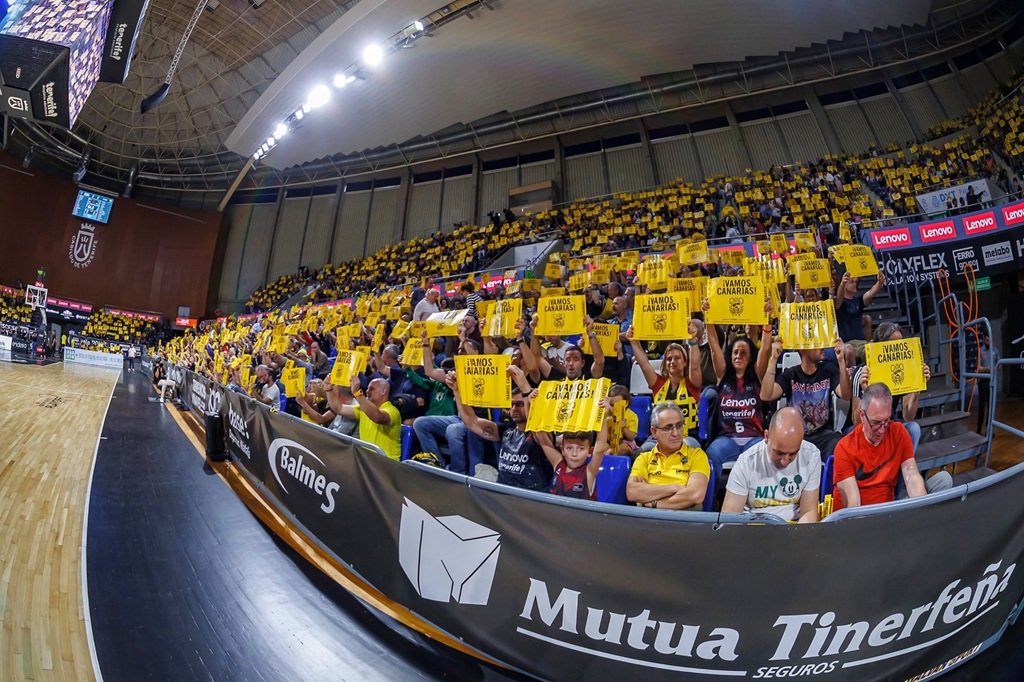 Afición aurinegra en el Santiago Martín (CBCANARIAS.NET).