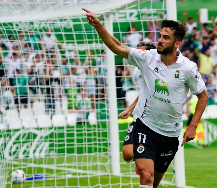 Andrés Martín celebra su primer gol con el Racing (LA LIGA)