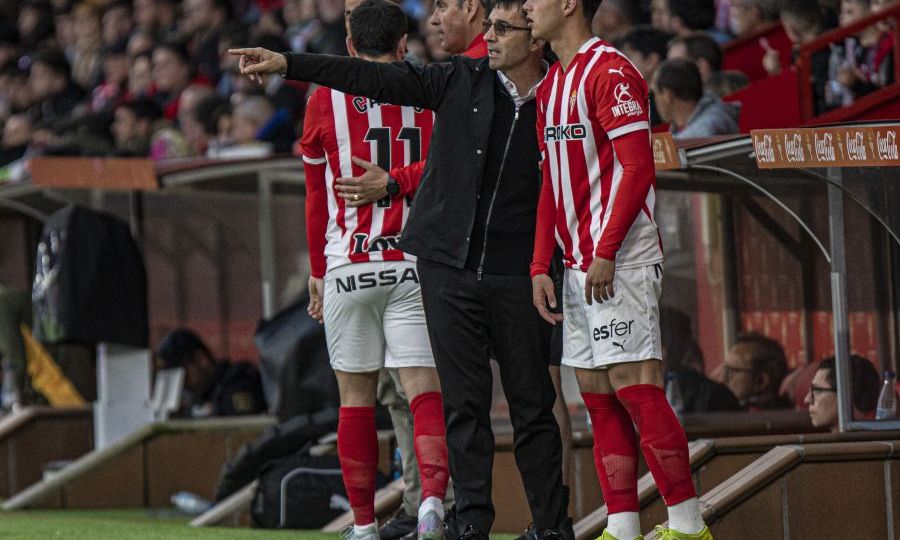 Garitano da indicaciones a su jugador (LA LIGA)|Garitano en su primer partido dirigiendo al Sporting en El Molinón (LA LIGA)