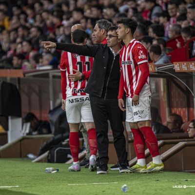 Garitano da indicaciones a su jugador (LA LIGA)|Garitano en su primer partido dirigiendo al Sporting en El Molinón (LA LIGA)