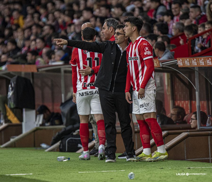 Garitano da indicaciones a su jugador (LA LIGA)