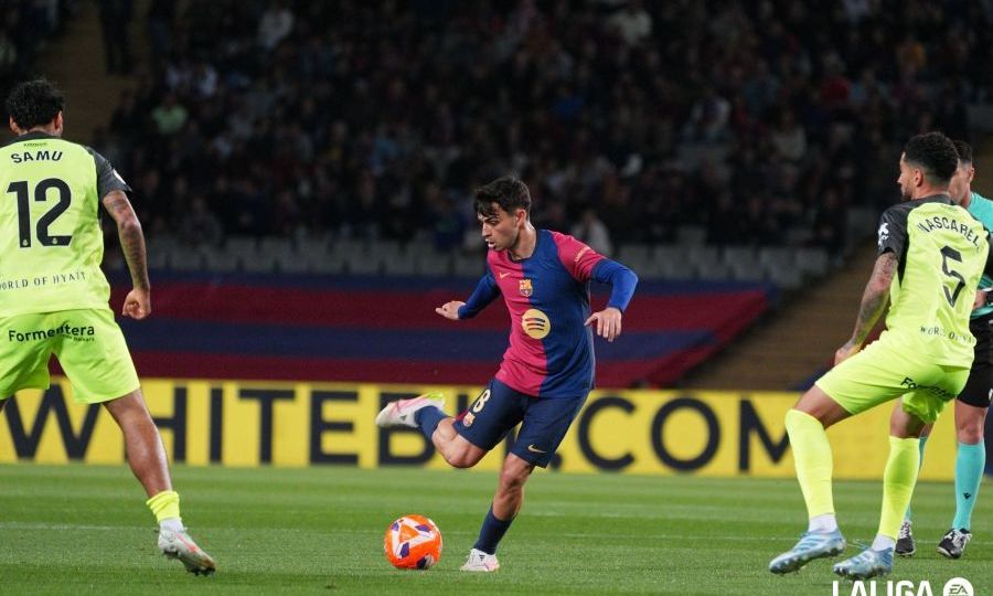 Pedri trata de evitar la presión de Mascarell (LaLiga)|Pedri trata de dar un pase ante la presión de Mascarell (LaLiga)|Landázuri con el galardón por los 150 partidos con Independiente (@IDV_EC)