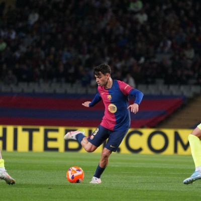 Pedri trata de evitar la presión de Mascarell (LaLiga)|Pedri trata de dar un pase ante la presión de Mascarell (LaLiga)|Landázuri con el galardón por los 150 partidos con Independiente (@IDV_EC)