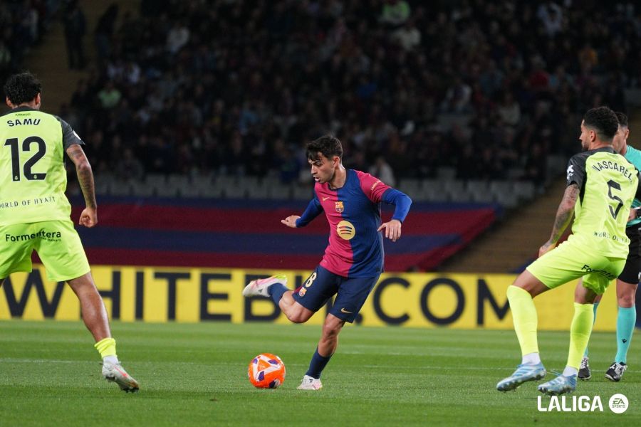 Pedri trata de evitar la presión de Mascarell (LaLiga)
