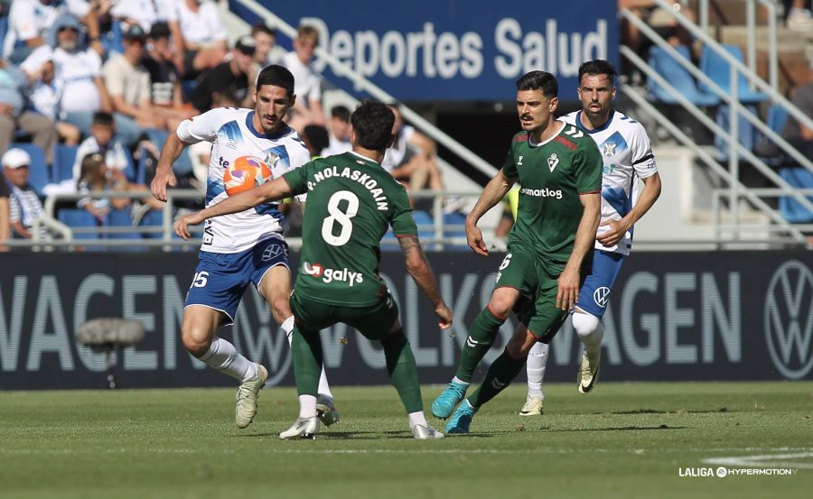 Bodiger pugna por un balón (LALIGA).