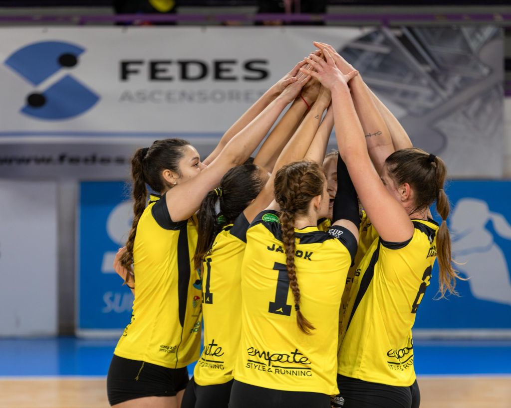 Las jugadoras del Fedes Ascensores La Laguna celebra un punto (CV Aguere).|Plantilla del Santa Cruz Cuesta Piedra (@Cvcuestapiedra).|Las jugadoras del Guía CDV UFPC celebran la victoria ante el Grupo Renovak CV Sant Joan (@cdvoleibolguia).