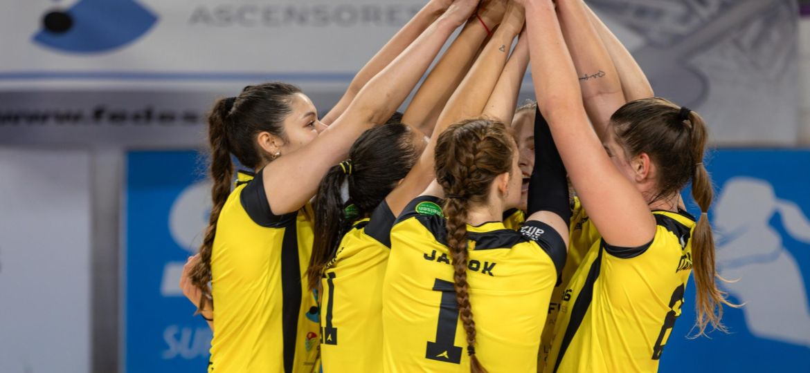 Las jugadoras del Fedes Ascensores La Laguna celebra un punto (CV Aguere).|Plantilla del Santa Cruz Cuesta Piedra (@Cvcuestapiedra).|Las jugadoras del Guía CDV UFPC celebran la victoria ante el Grupo Renovak CV Sant Joan (@cdvoleibolguia).