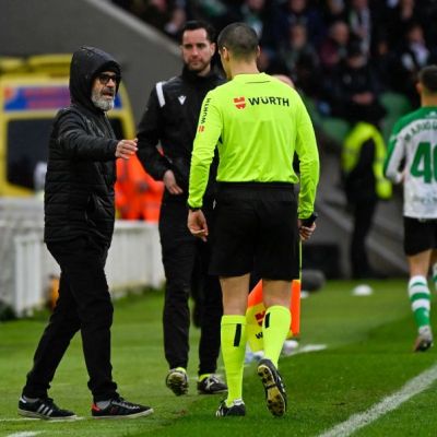 Cervera hablando con el juez de línea en el Racing-Tenerife (LaLiga)|Muñiz Muñoz dirigiendo el Tenerife-Sporting (LaLiga)