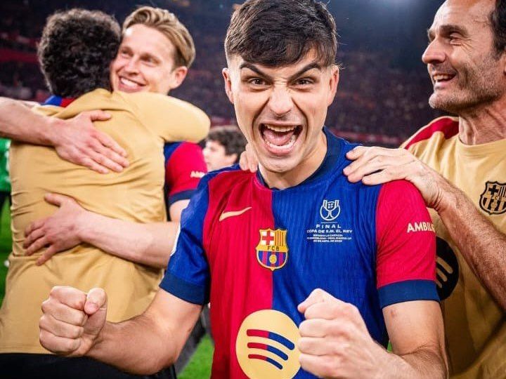 Pedri celebra el triunfo copero (@fcbarcelona)